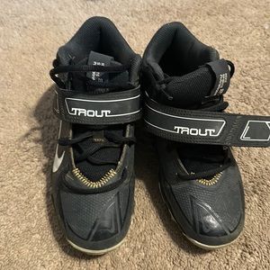Boys size 3.5Y Nike Trout cleats